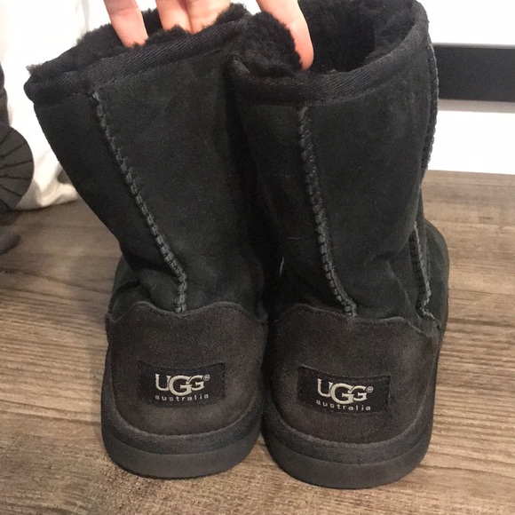 black uggs size 4
